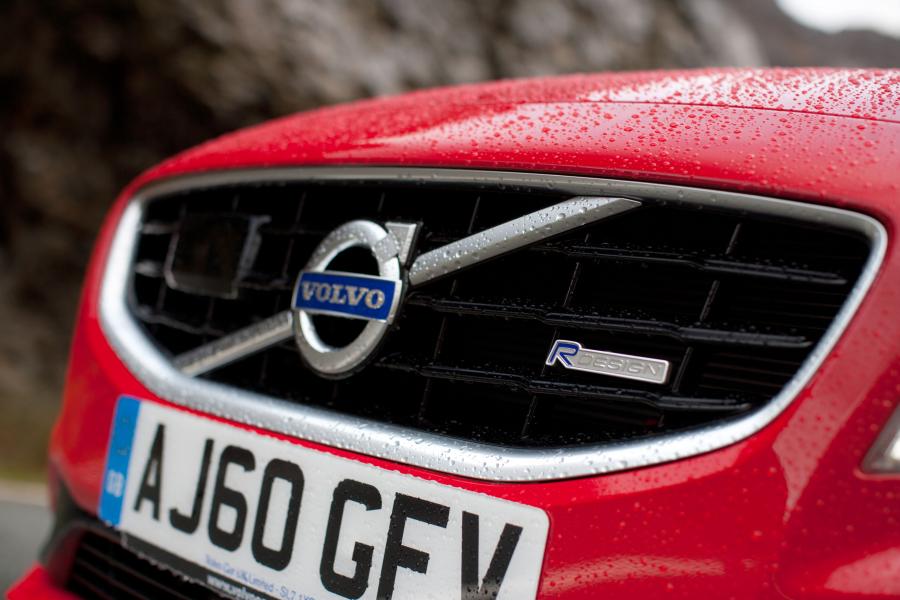  Volvo V60 T6 AWD R-Design 2011 года  (UK) (фото 4 из 11)